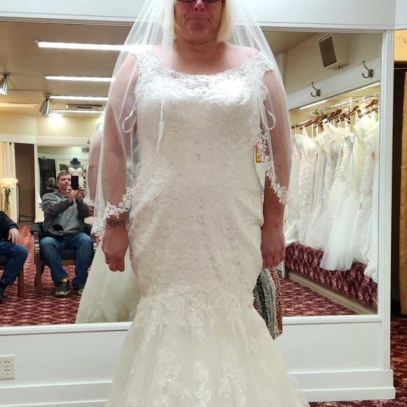 Wedding dress - Picture 10 of 12